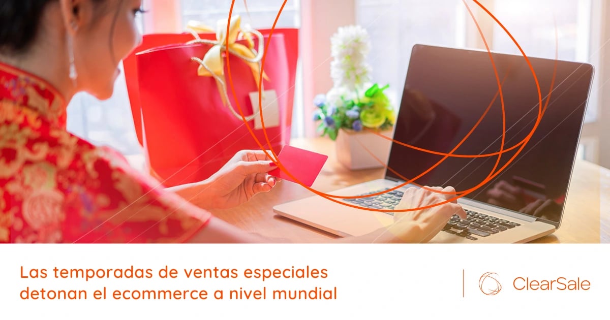 Mujer haciendo compras con targeta de credito em lá computadora - Las temporadas de ventas especiales detonan el ecommerce a nivel mundial